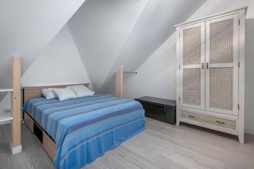une chambre avec un lit et une commode dans l'établissement Maison cosy pour 4, à seulement 450m des plages !, à Pornichet