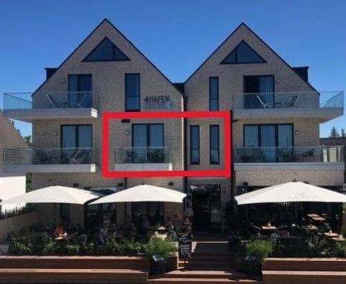 Hävenにある4Hafenzeiten - NIE7 Vorwärtsの白傘が目の前にある大きな建物