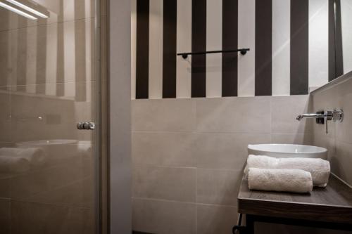 Hävenにある4Hafenzeiten - NIE7 Vorwärtsの浴槽、洗面台、シャワーを備えたバスルーム