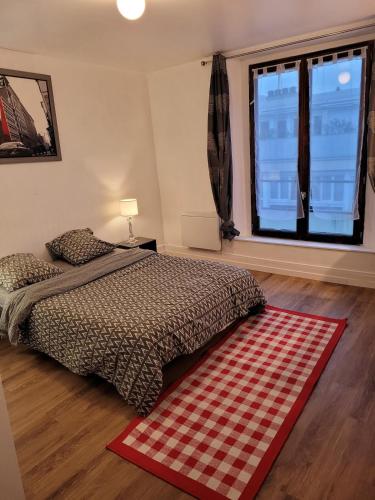 - une chambre avec un lit et un tapis rouge et blanc dans l'établissement relais du 21, à Saint-Germain-en-Laye
