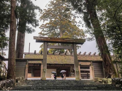a group of people walking in front of a building at Guest House Isehutami - Vacation STAY 89326v in Ise