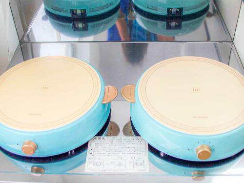 two crockpots sitting on top of a shelf at Guest House Isehutami - Vacation STAY 89326v in Ise