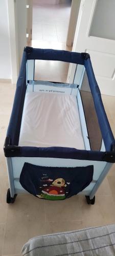 a bunk bed with a blue frame at Apartamento TomCar Piscina, Pádel, wifi y zonas comunes in Sanlúcar de Barrameda