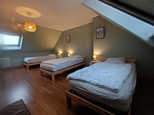 Cette chambre comprend 2 lits et 2 tables avec des lumières. dans l'établissement La Dune, à Berck-sur-Mer