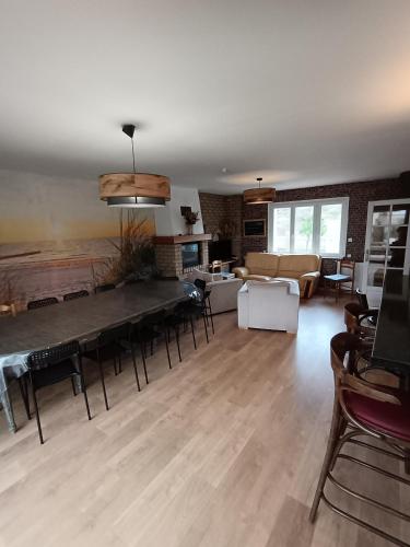 un salon avec une grande table et des chaises dans l'établissement La Dune, à Berck-sur-Mer