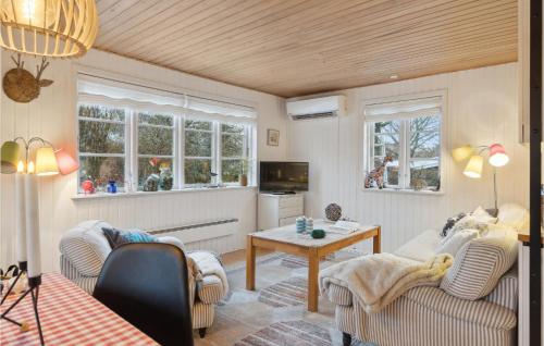 Una sala de estar con dos sillas y una mesa. en Cozy Home In Haderslev With Wifi, en Haderslev