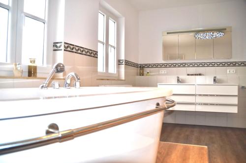 a bathroom with two sinks and a large mirror at Landhaus am Schloss in Schnabelwaid