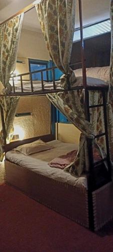 Una cama o camas en una habitación de Mystic Vibes Fitness- Commune