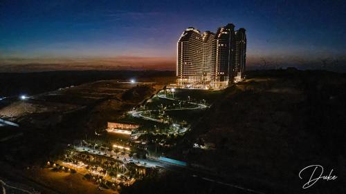 Pemandangan umum bagi Mui Ne atau pemandangan bandar yang diambil dari apartmen