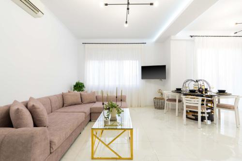 Televisyen dan/atau pusat hiburan di Arcade Apartment 2nd floor - 2BR