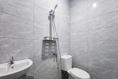 Ένα μπάνιο στο Urbanview Hotel near DC Mall Crown Homestay Batam