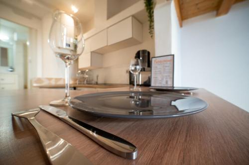 - une table en bois avec une assiette et un verre de vin dans l'établissement Appartement tout equipé 4 couchages à 600m de la Plage des Catalans, à Marseille