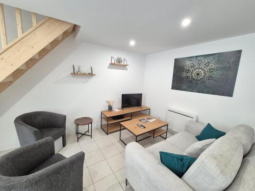 ein Wohnzimmer mit zwei Sofas und einem Fernseher in der Unterkunft Maison de Bourg St Amand 5pers 15min Puy du Fou in Saint-Amand-sur-Sèvre