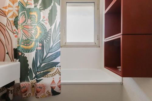 - une cuisine avec une fenêtre dans une pièce dans l'établissement Appartement cosy Cagnes-sur-Mer, à Cagnes-sur-Mer