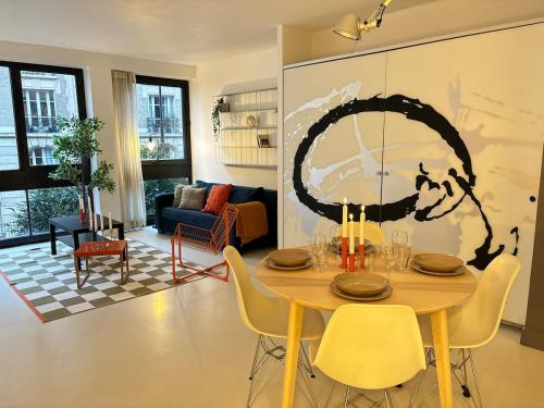 une salle à manger avec une table et des chaises dans l'établissement Spacious Apt Luxembourg 6 people, à Paris