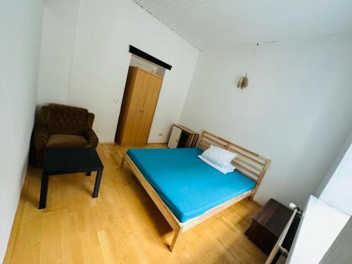 a small room with a bed and a chair at Nikola Tesla Haus, Zentrum in Graz