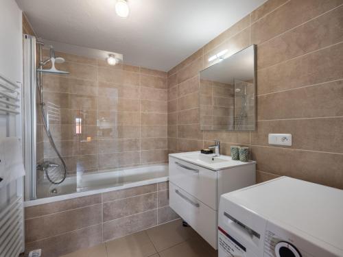 une salle de bain avec une baignoire, un lavabo et une douche dans l'établissement Soldanelles A12 - Bo Immobilier Chatel, à Châtel