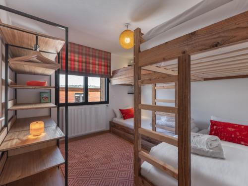 une chambre avec deux lits superposés et un canapé dans l'établissement Soldanelles A12 - Bo Immobilier Chatel, à Châtel