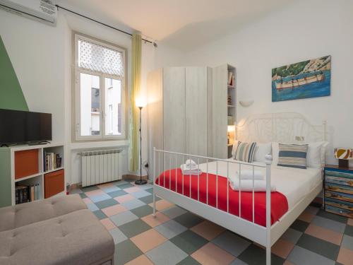 Un dormitorio con una cama y una sala de estar. en New Apartment in downtown close to Duomo, en Milán
