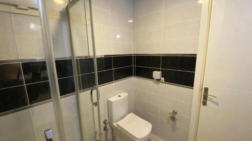 Un baño de Hotel INNCITY