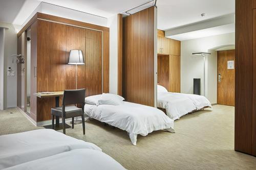 Llit o llits en una habitació de Hotel du Commerce