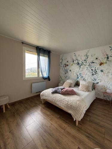 une chambre avec un lit et une fenêtre dans l'établissement Maison de la forêt, à Auxonne