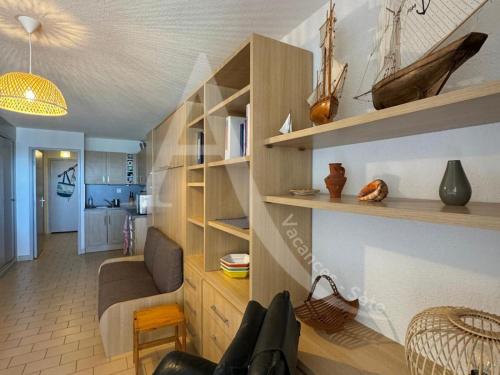 - un salon avec un canapé et une chaise dans l'établissement Studio cabine avec loggia et terrasse, 1er ligne et vue mer pour 4 personnes, à Sète
