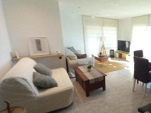Posezení v ubytování Apartment with pool near the beach and Barcelona by train