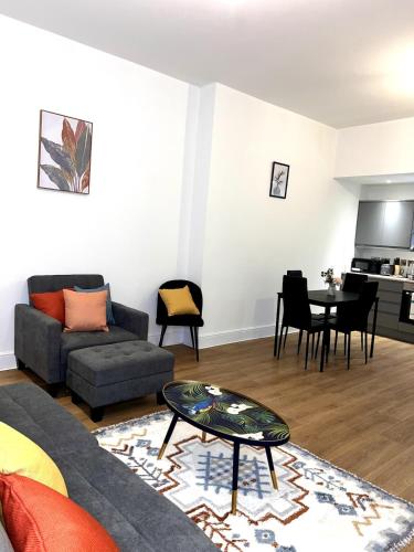 a living room with a couch and a table at Modern 2 Bedroom Apartment in Leicester City Centre with Free WiFi in Leicester