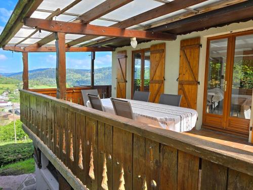 Chalet sous les sapins, calme, superbe vue avec piscine et sauna