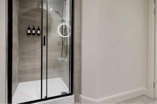 Ένα μπάνιο στο Chic 1 Bed Apartment, Leeds City Centre