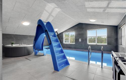 Kolam renang di atau dekat dengan Lovely Home In Jerup With Sauna