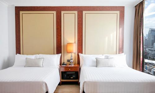 Una cama o camas en una habitación de The Berkeley Hotel Pratunam