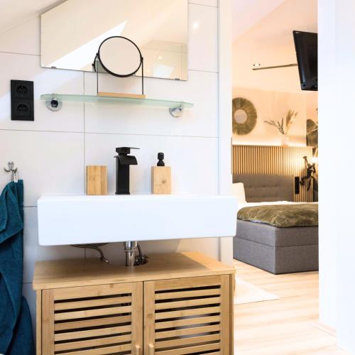 a bathroom with a white sink in a room at BaliApartment Hof, Küche, Parkplatz, 24h digital checkin, WLan250MBit in Hof