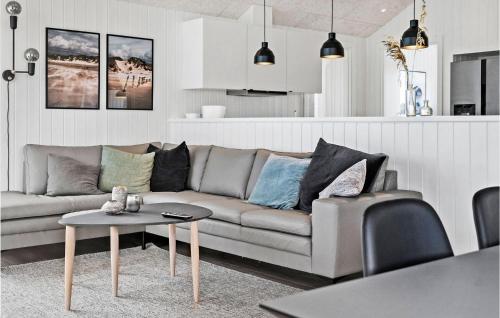 un salon avec un canapé et une table dans l'établissement Nice Home In Harboøre With Sauna, à Harboør
