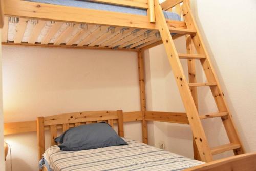 - un lit superposé avec une échelle dans une chambre dans l'établissement Maison 3 pièces - Gruissan GA070-040, à Gruissan