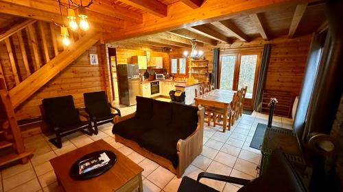 - un salon et une cuisine dans une cabane en rondins dans l'établissement Chalet Ô Mont Dore, à Le Mont-Dore