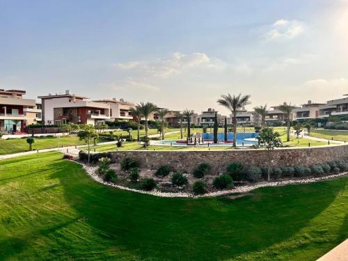 Bazén v ubytování Luxury 4 Bedroom Villa at Gardenia City Compound nebo v jeho okolí