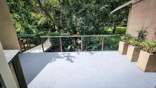 Un balcón o terraza de Montrose River Lodge