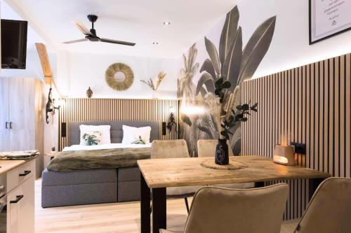 ホーフにあるBali Apartment Hof, Küche, Parkplatz, 24h digital checkin, WLan250MBitのベッドとテーブルと椅子のある寝室