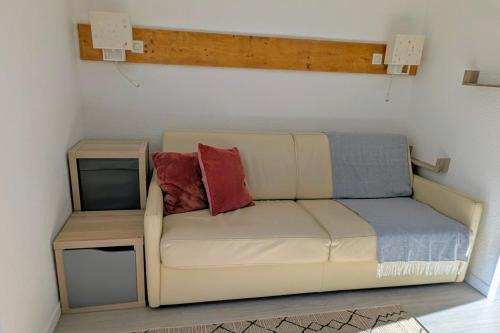 un salon avec un canapé et une télévision dans l'établissement Cozy T1 with balcony on the snow front, à Les Deux Alpes