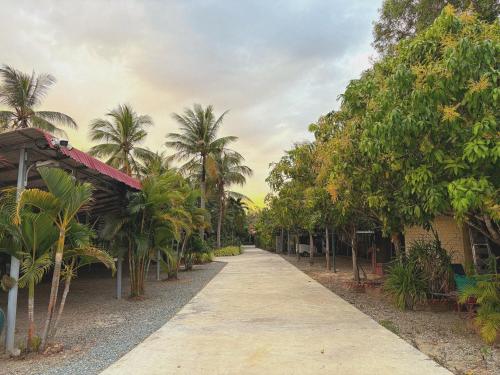 Κήπος έξω από το Coconut Village Guesthouse and Bungalow