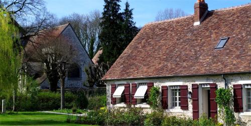 une vieille maison avec un toit rouge dans l'établissement Gîte D'ANDREZEL, à Andrezel