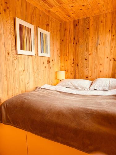 Ένα ή περισσότερα κρεβάτια σε δωμάτιο στο Sommerhaus am Trebuser See