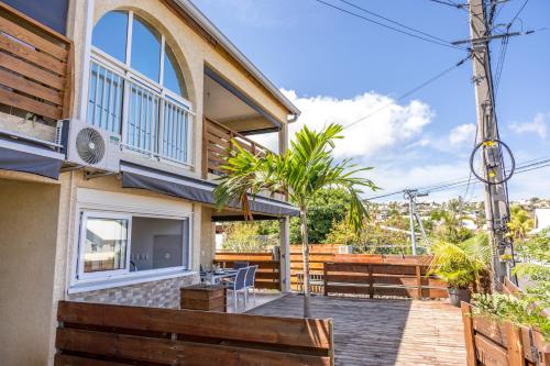 a house with a porch with a patio at La Villa Des Pêcheurs in Filaos