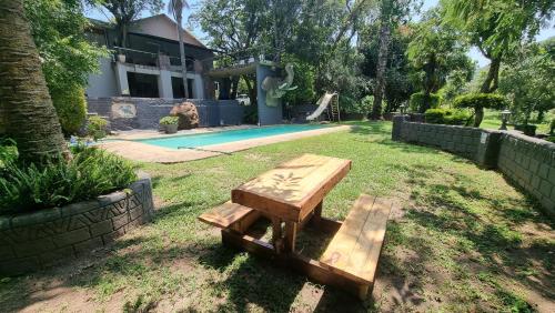 Piscina en o cerca de Montrose River Lodge