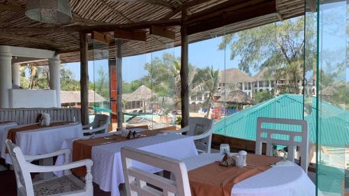 En restaurant eller et andet spisested på Lily Palm Resort