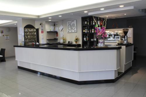 a bar in a restaurant with a counter top at Hotel Senyor in Rimini