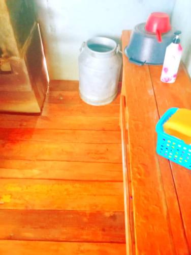 KyzylemgekにあるYurtcamp Rahatの鍋が置かれた木製のカウンタートップ