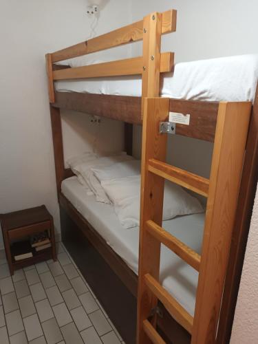 quelques lits superposés dans une chambre dans l'établissement Appartement pour 5 avec piscine, au Cap d'Agde